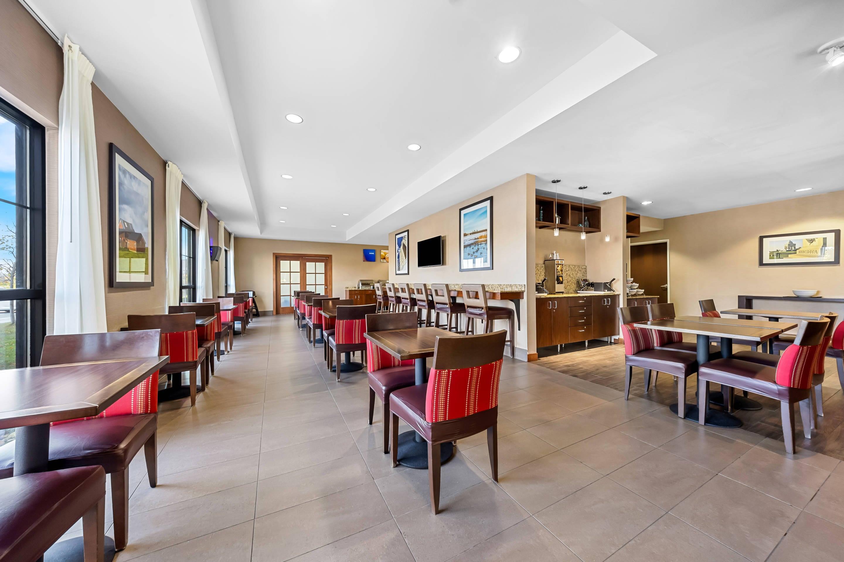 Spacious breakfast area | Comfort Inn & Suites West - Medical Center