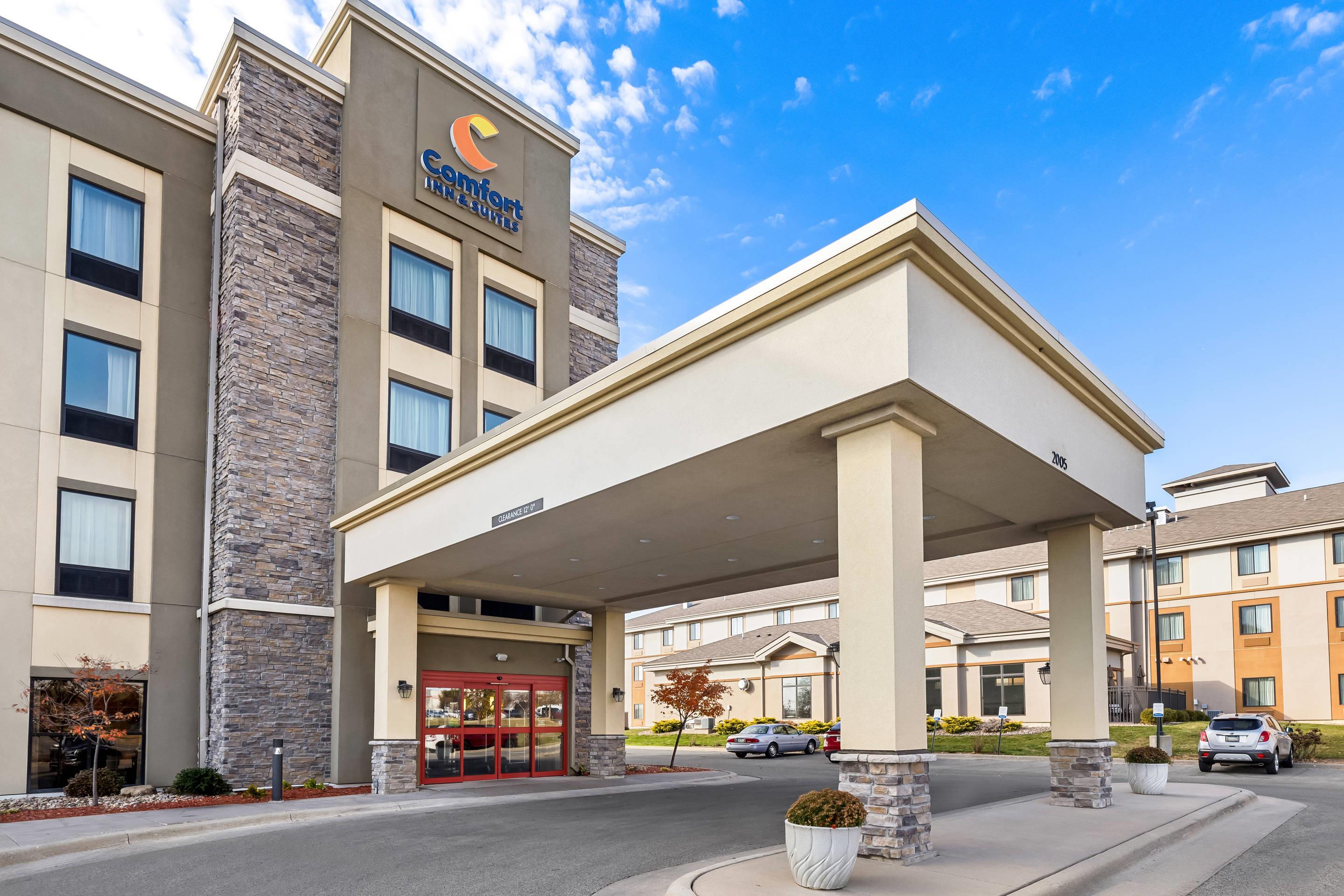 Hotel exterior | Comfort Inn & Suites West - Medical Center