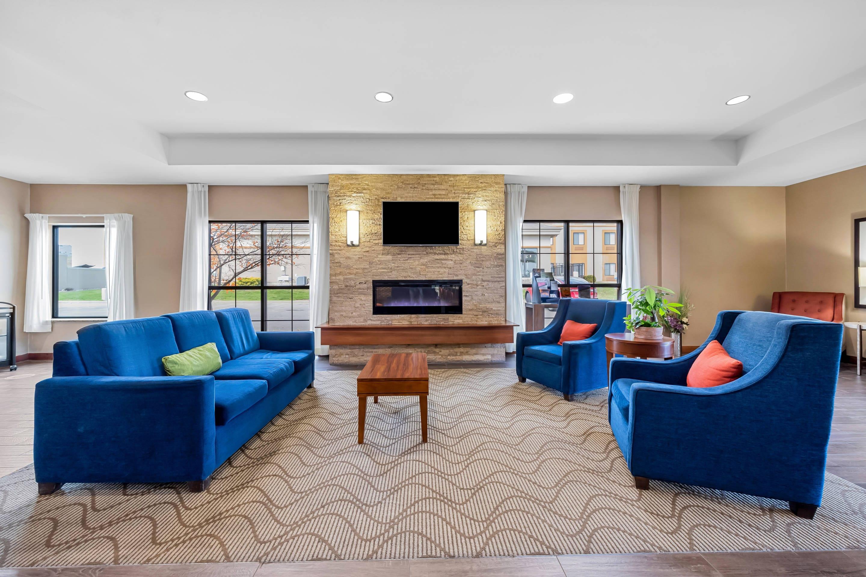 Lobby with sitting area | Comfort Inn & Suites West - Medical Center