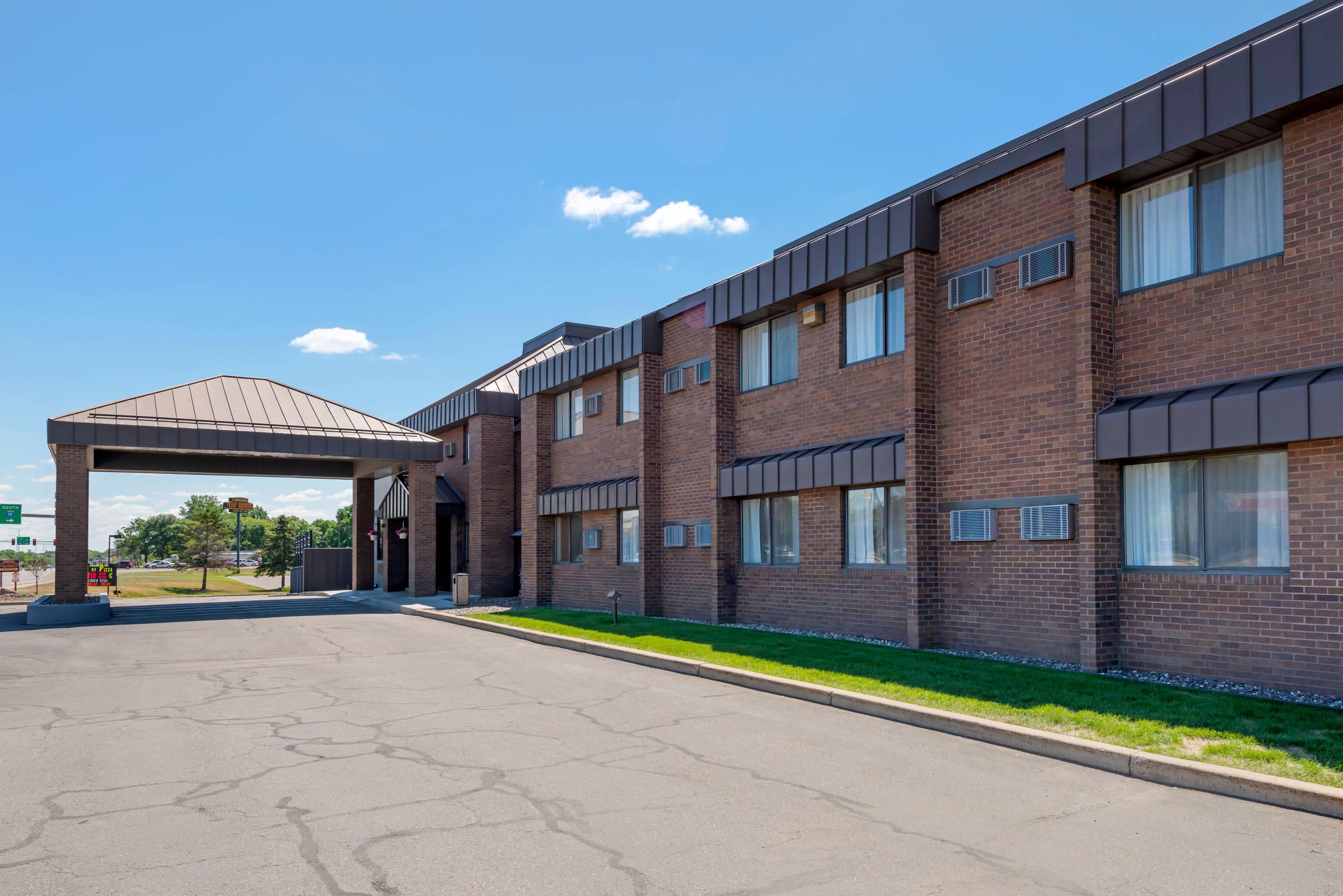 Hotel Entrance | Quality Inn Saint Cloud