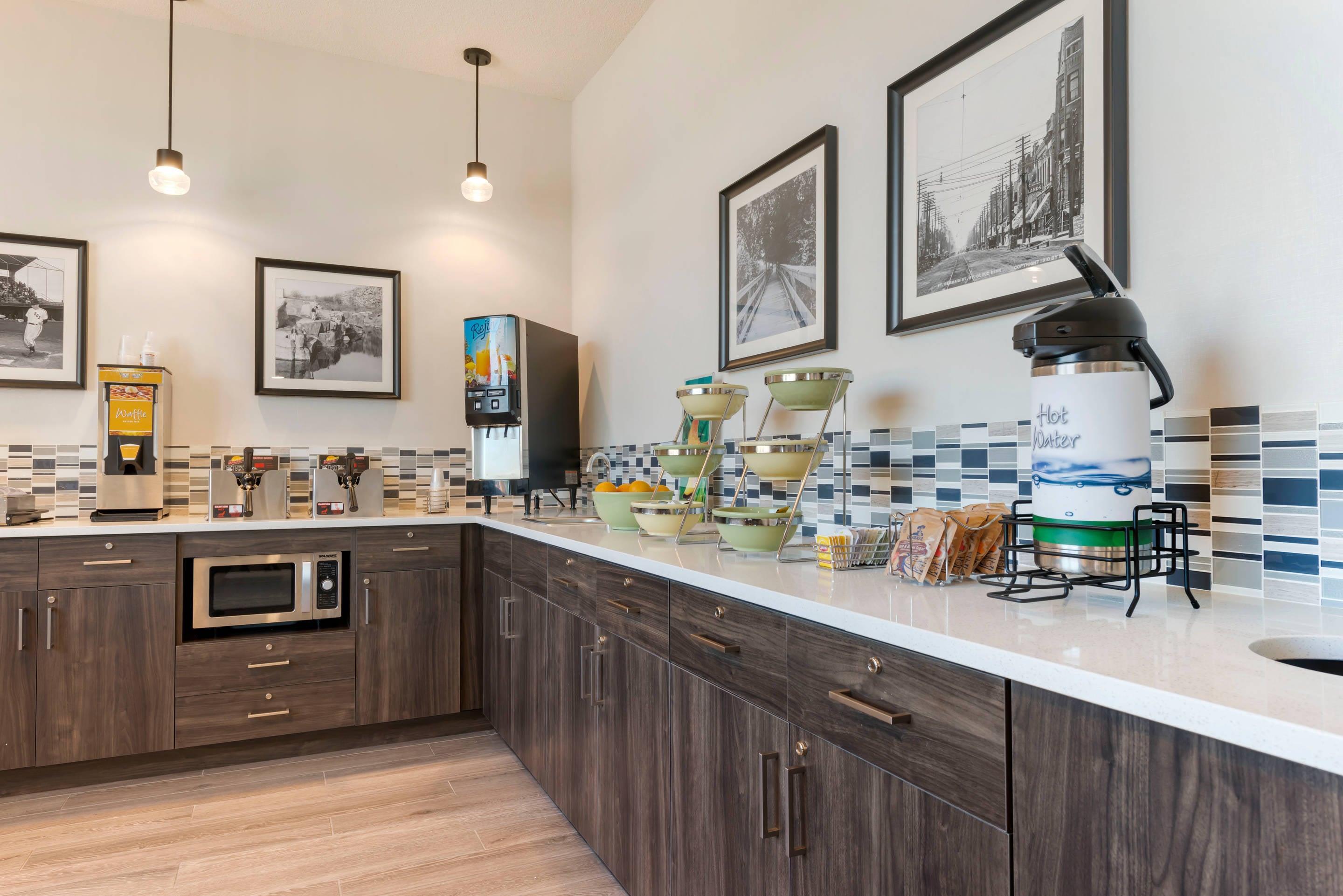 Breakfast counter | Quality Inn Saint Cloud