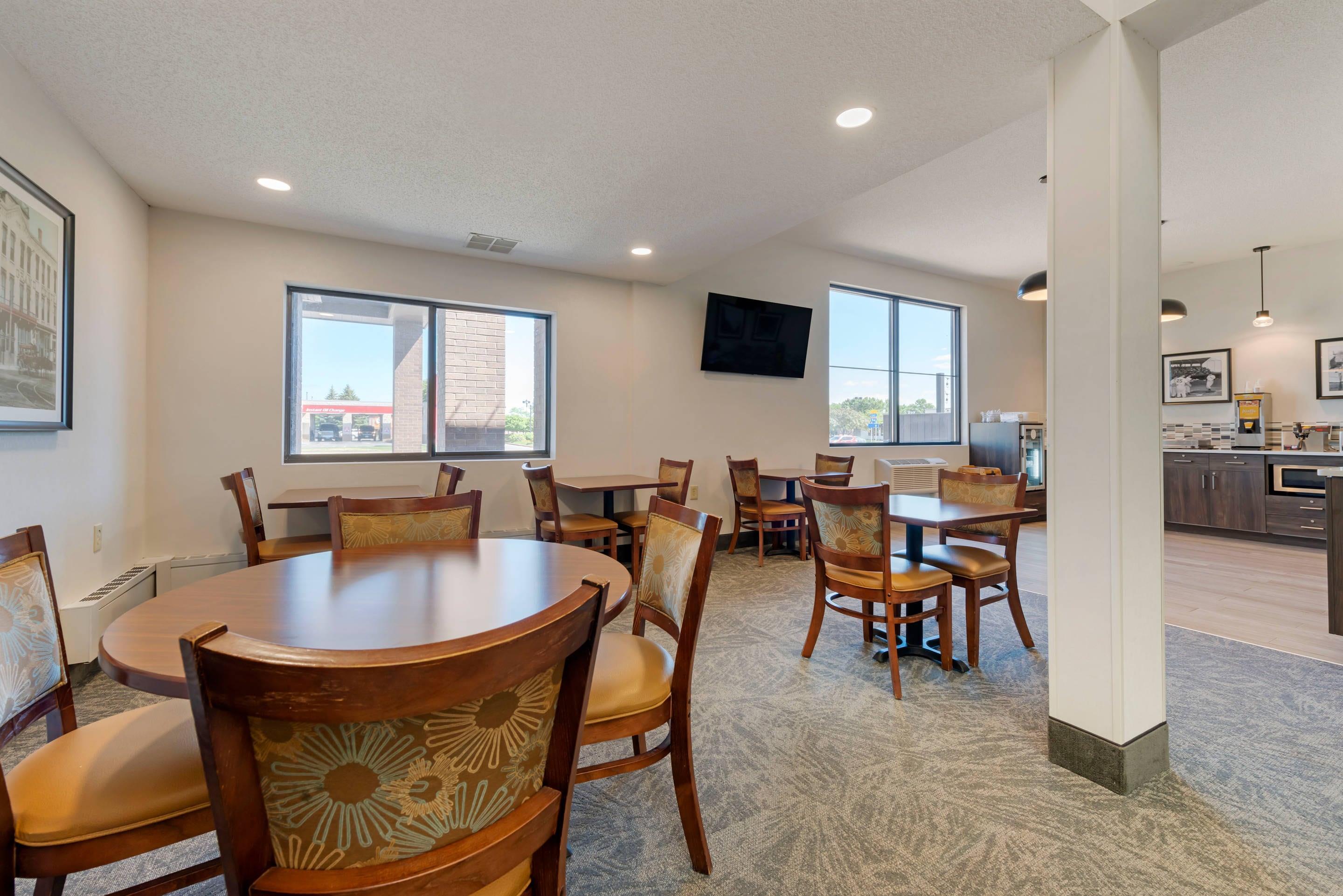 Breakfast area | Quality Inn Saint Cloud