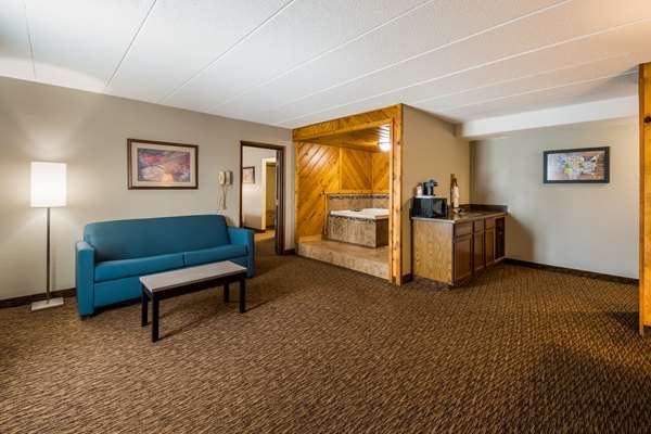 Suite - Econo Lodge Airport Hermantown