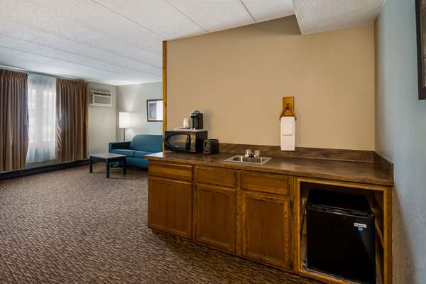 Suite - Econo Lodge Airport Hermantown