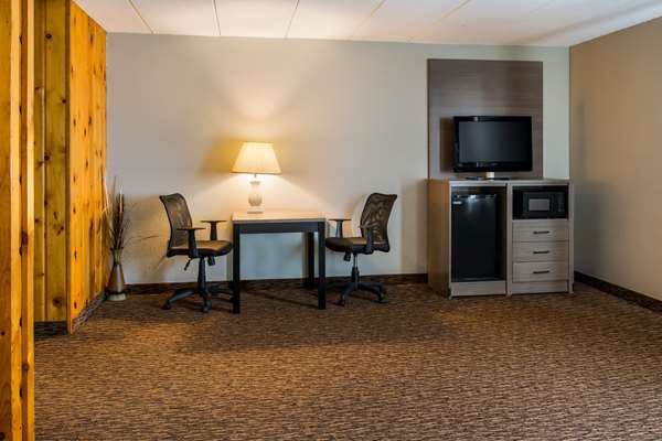 Suite - Econo Lodge Airport Hermantown