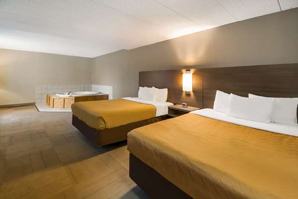 Suite - Econo Lodge Airport Hermantown