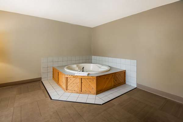 Suite - Econo Lodge Airport Hermantown