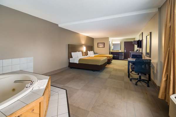 Suite - Econo Lodge Airport Hermantown