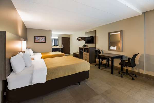 Suite - Econo Lodge Airport Hermantown