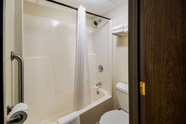 Suite - Econo Lodge Airport Hermantown