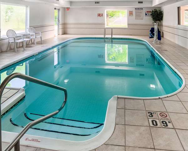 Pool - Quality Inn Coon Rapids