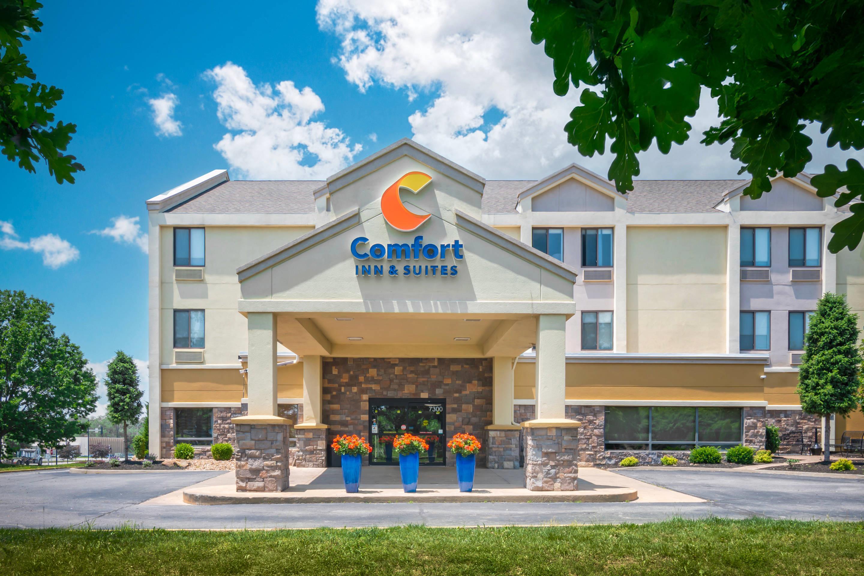Hotel Entrance | Comfort Inn & Suites Kansas City - Northeast