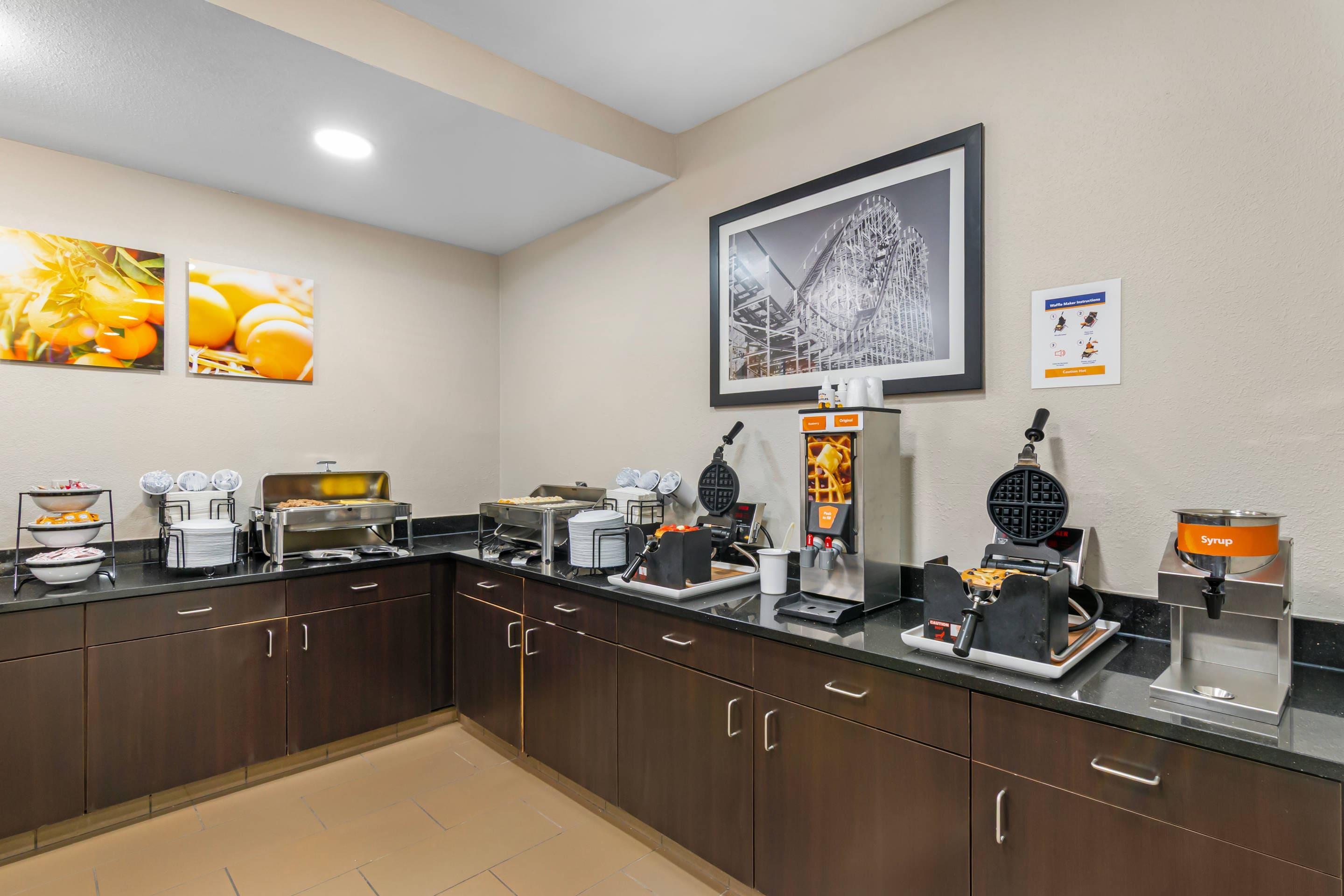 Breakfast area | Comfort Inn & Suites Kansas City - Northeast