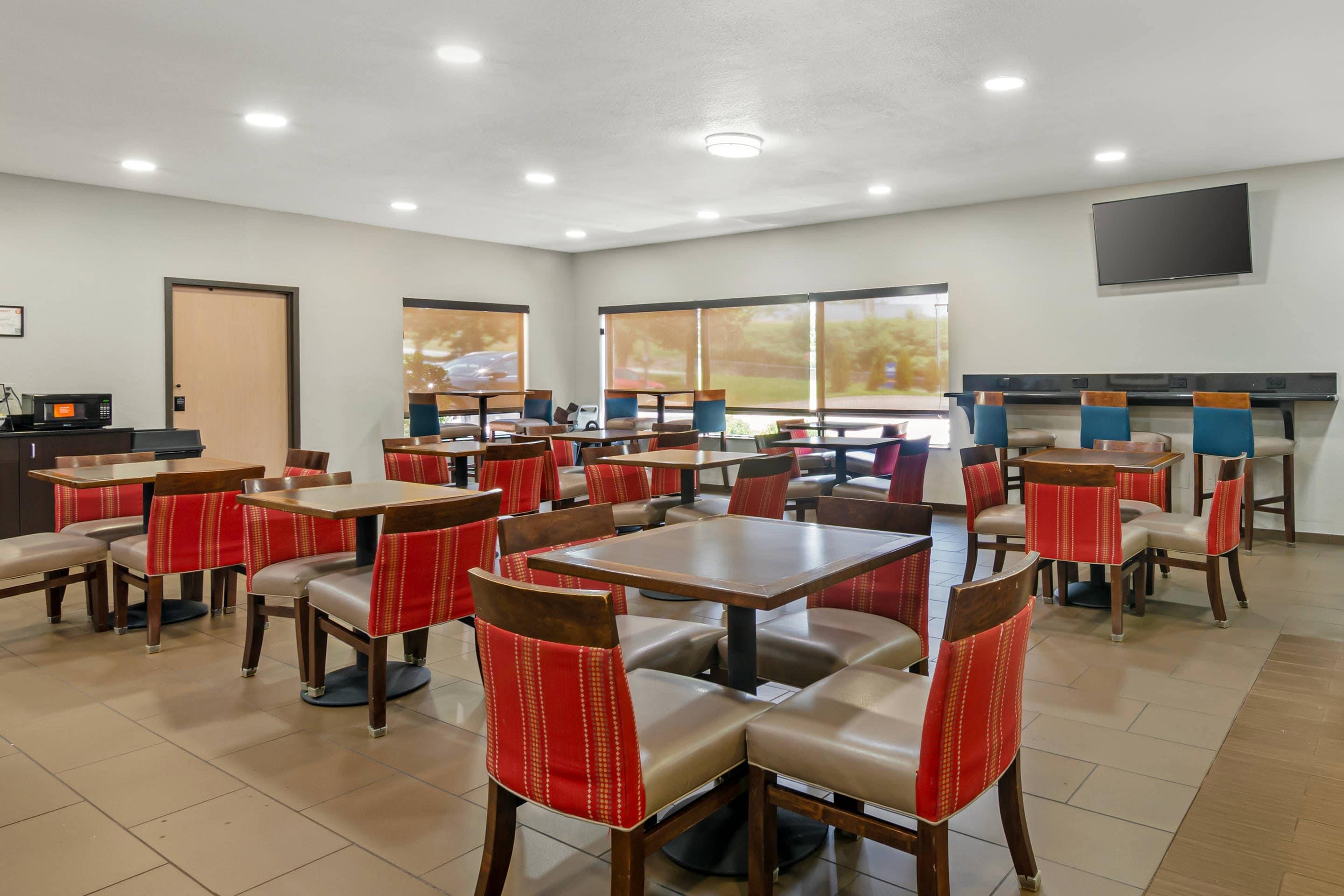 Breakfast area | Comfort Inn & Suites Kansas City - Northeast