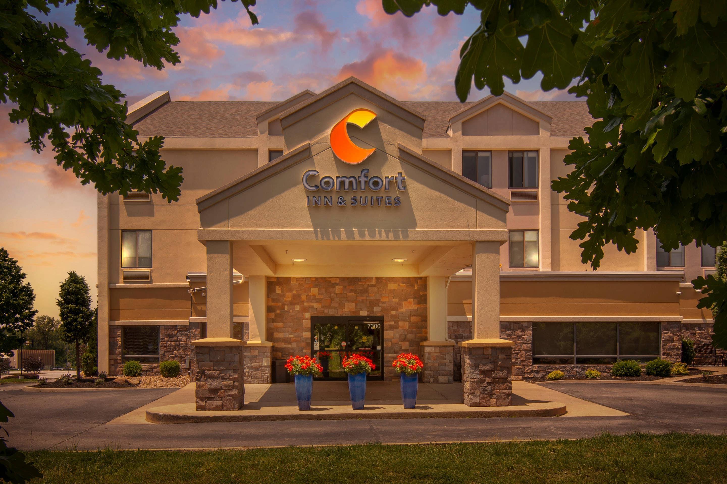 Hotel at night | Comfort Inn & Suites Kansas City - Northeast