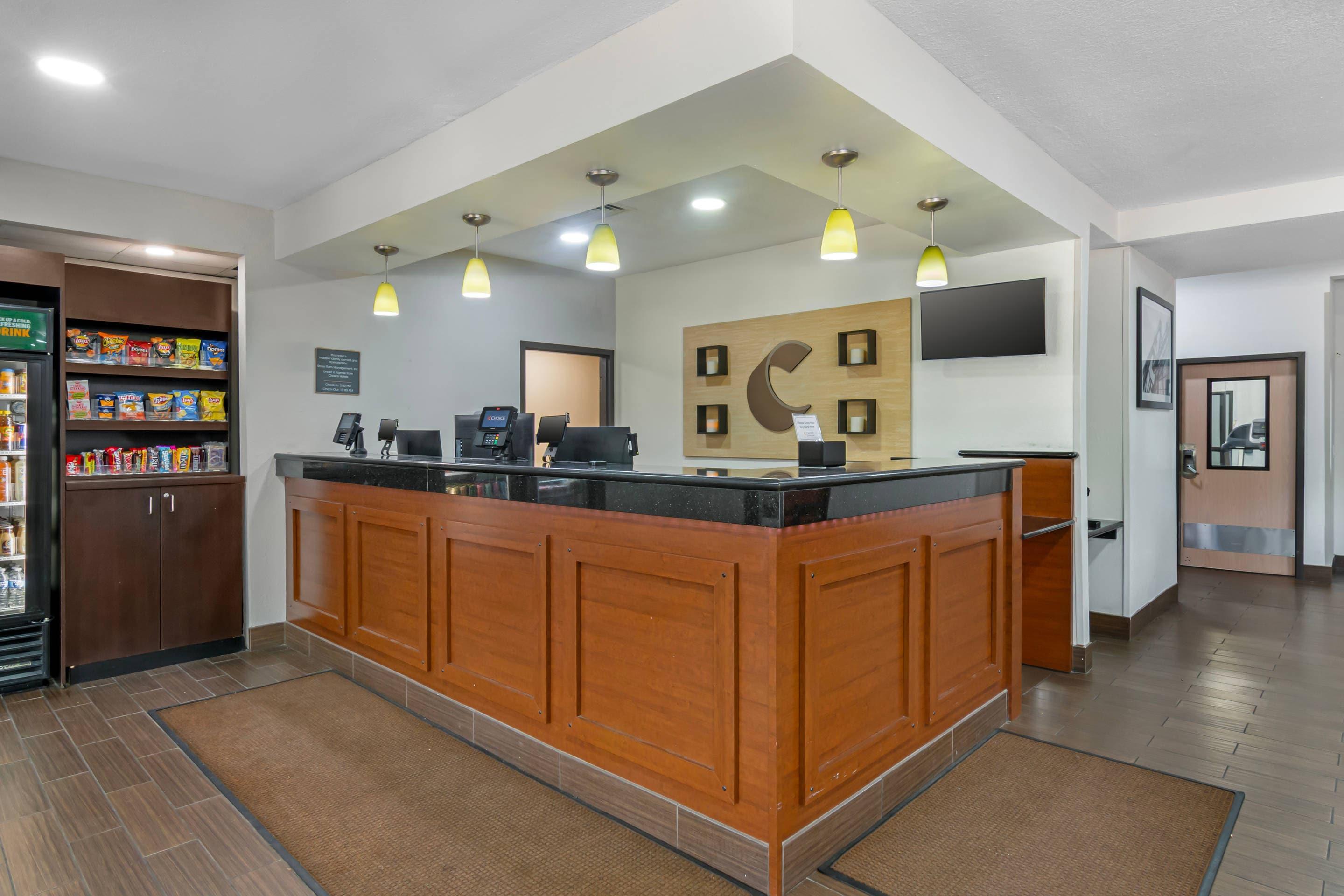 Front desk | Comfort Inn & Suites Kansas City - Northeast