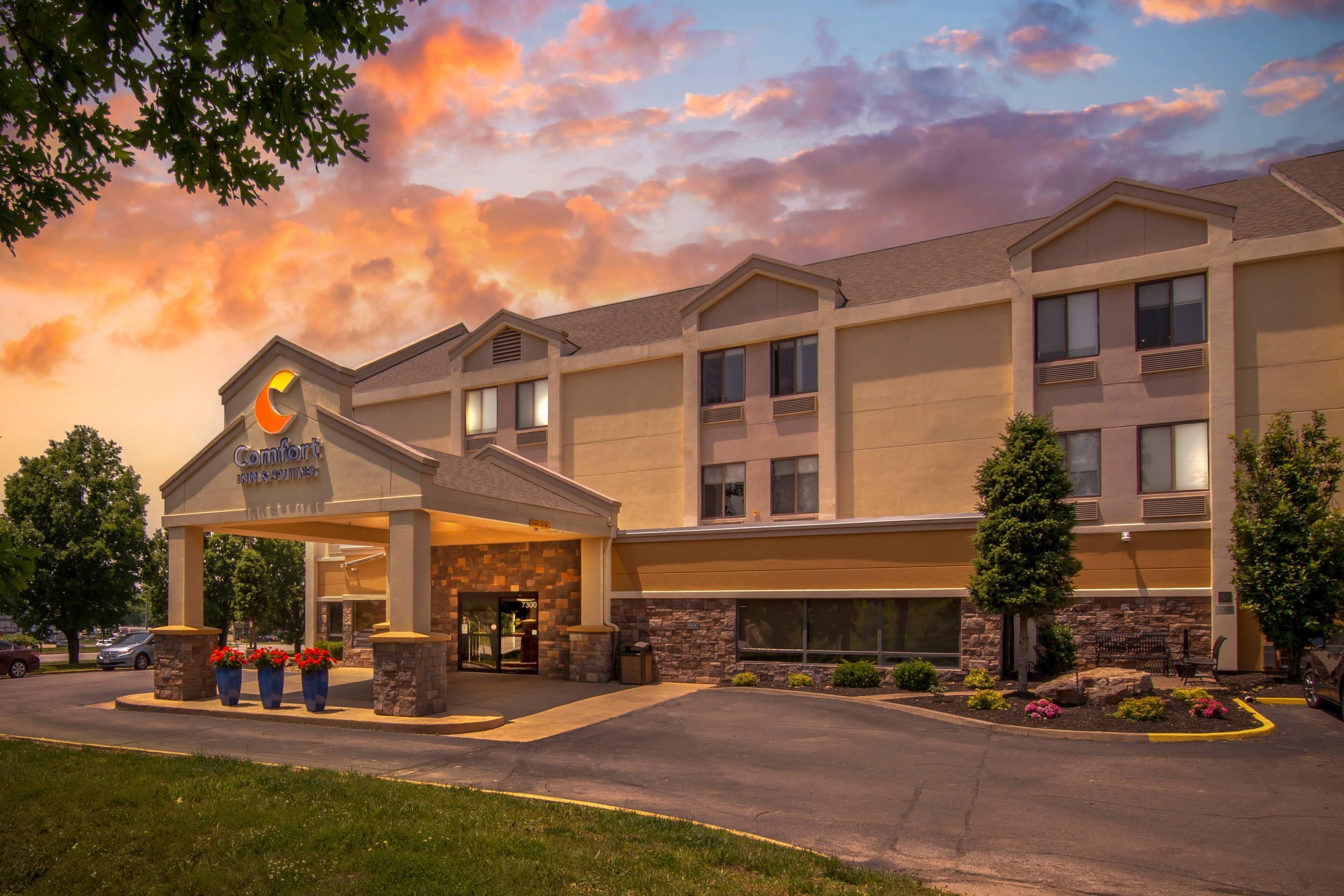 Hotel at night | Comfort Inn & Suites Kansas City - Northeast
