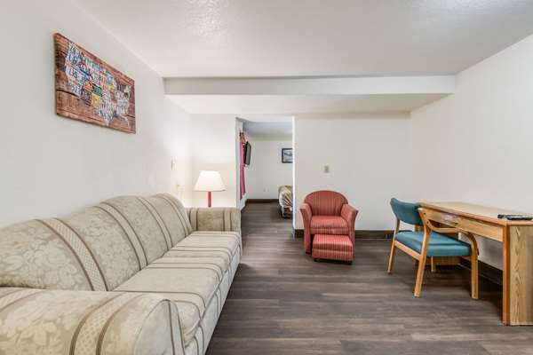 Suite - Econo Lodge Truman Inn Sedalia