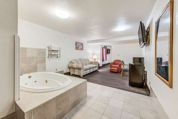 Suite - Econo Lodge Truman Inn Sedalia