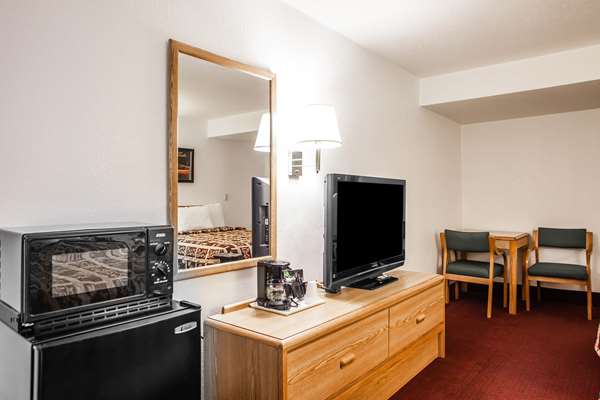 Suite - Econo Lodge Truman Inn Sedalia