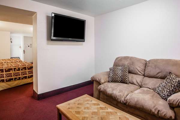 Suite - Econo Lodge Truman Inn Sedalia