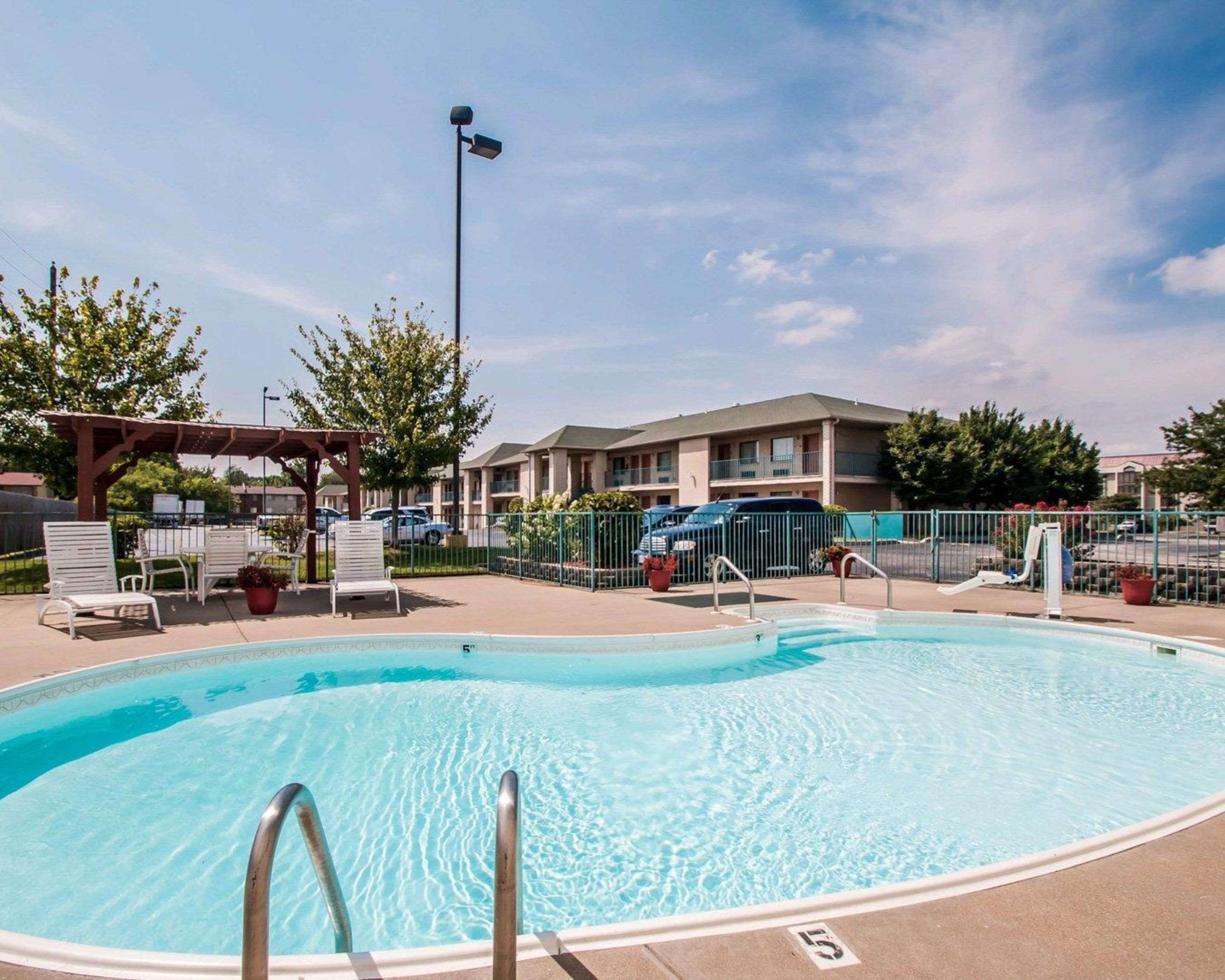 Outdoor pool with sundeck | Econo Lodge Springfield I-44