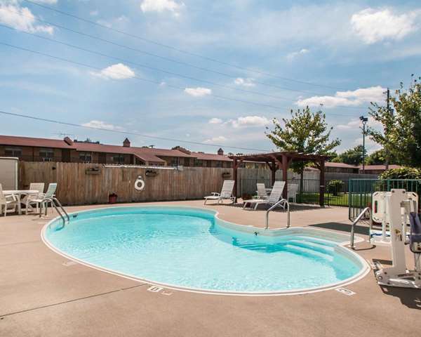 Pool - Econo Lodge East Springfield - I-44, Exit 80