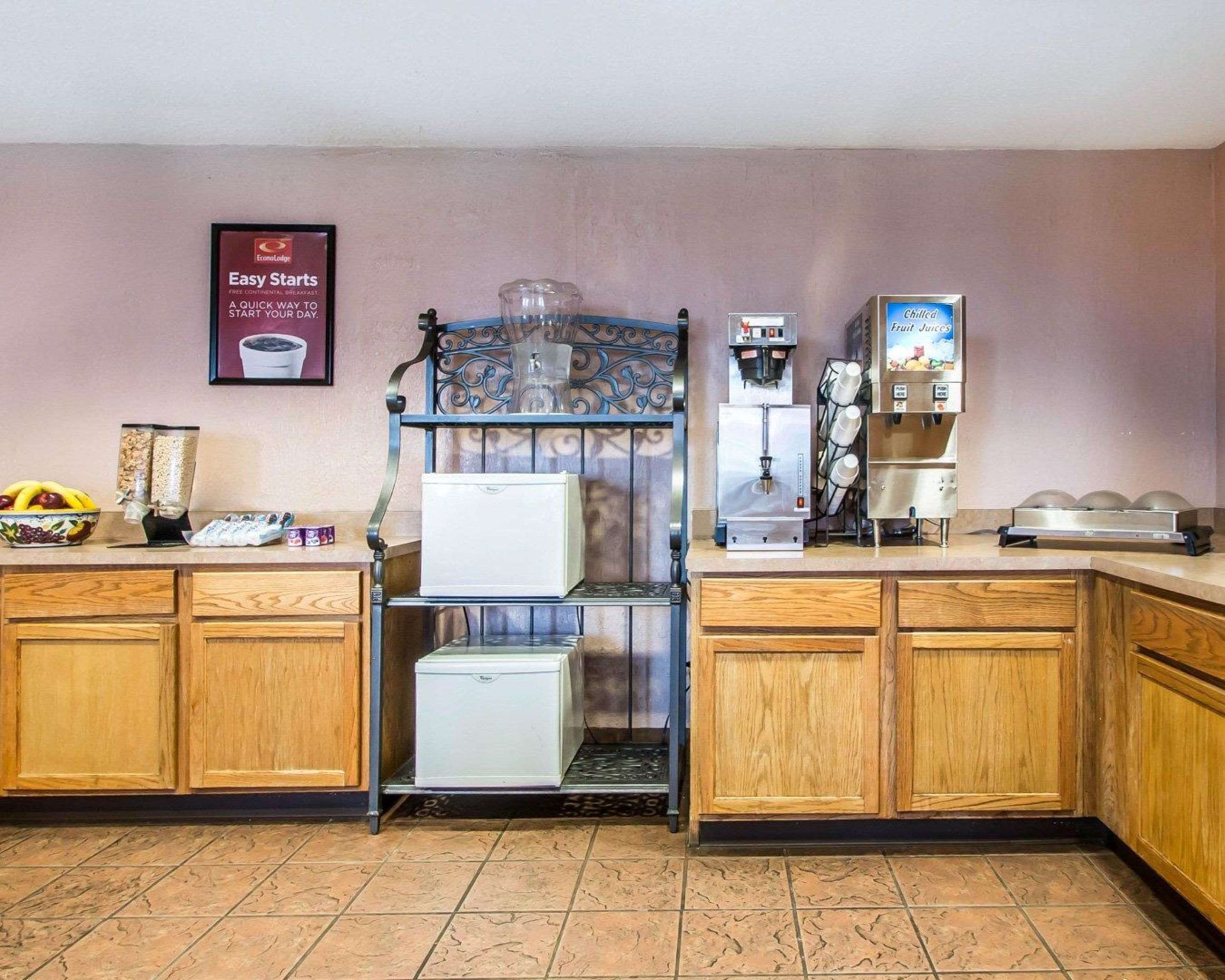 Breakfast area | Econo Lodge Springfield I-44