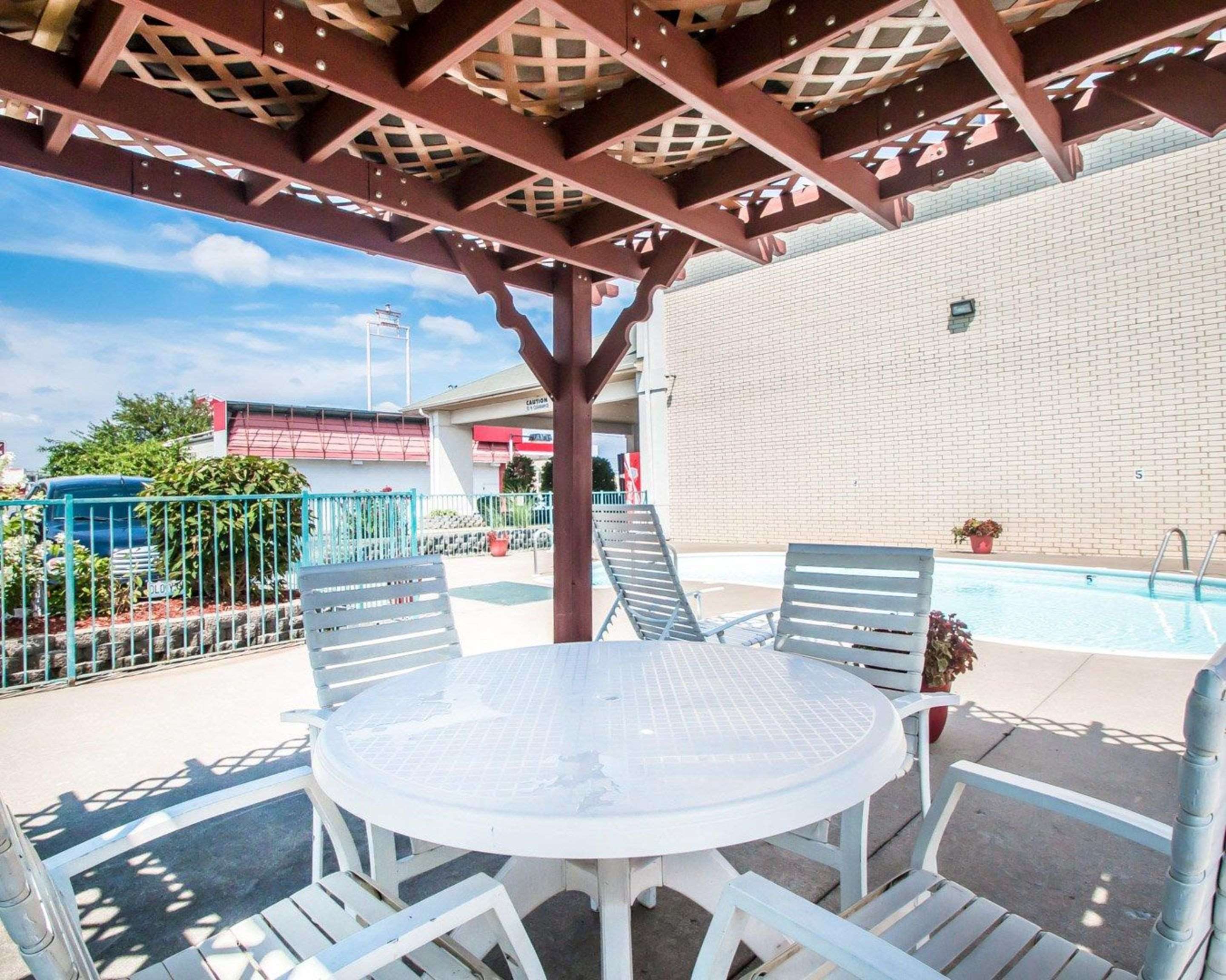 Relax on the sundeck | Econo Lodge Springfield I-44