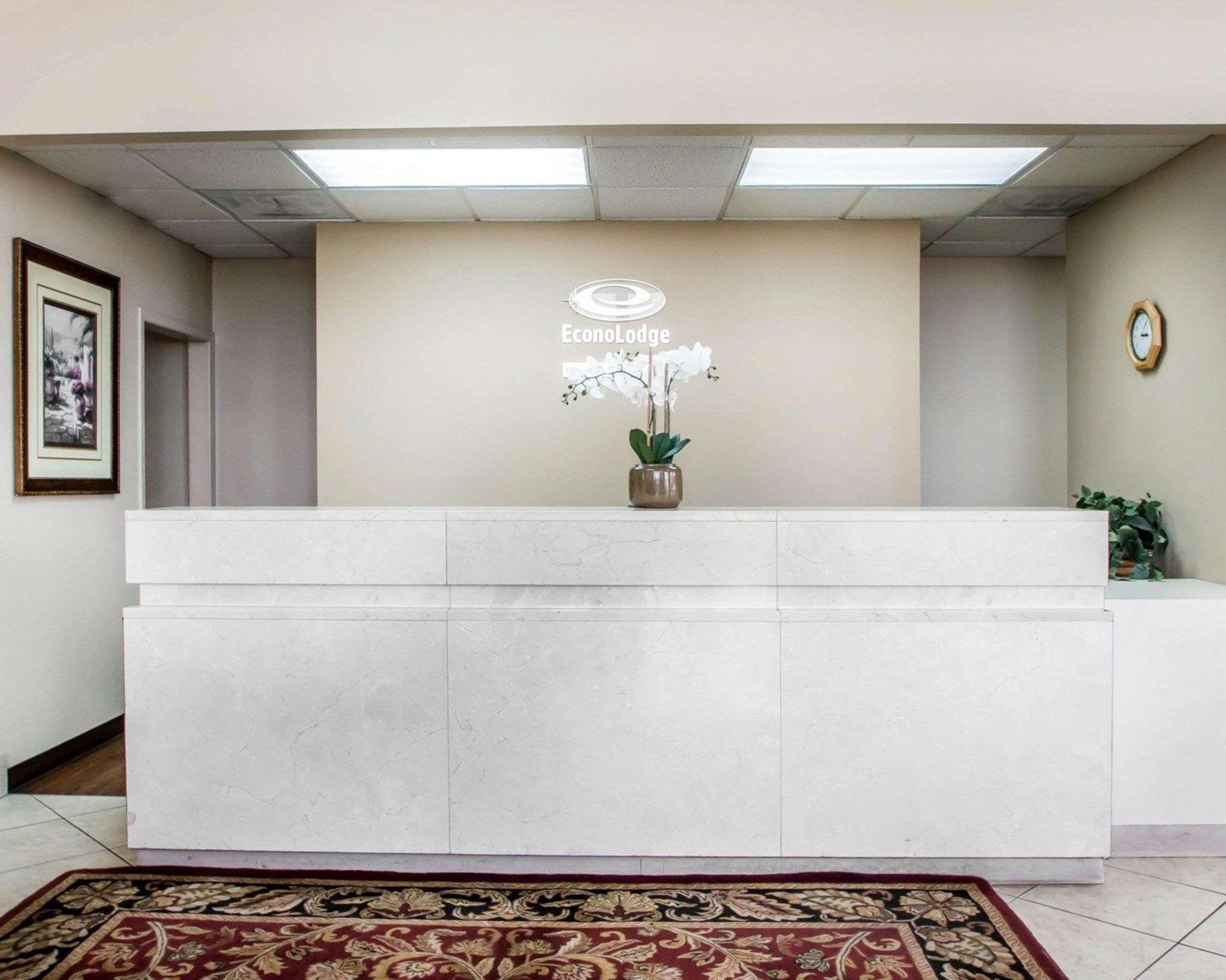 Front desk with friendly staff | Econo Lodge Springfield I-44