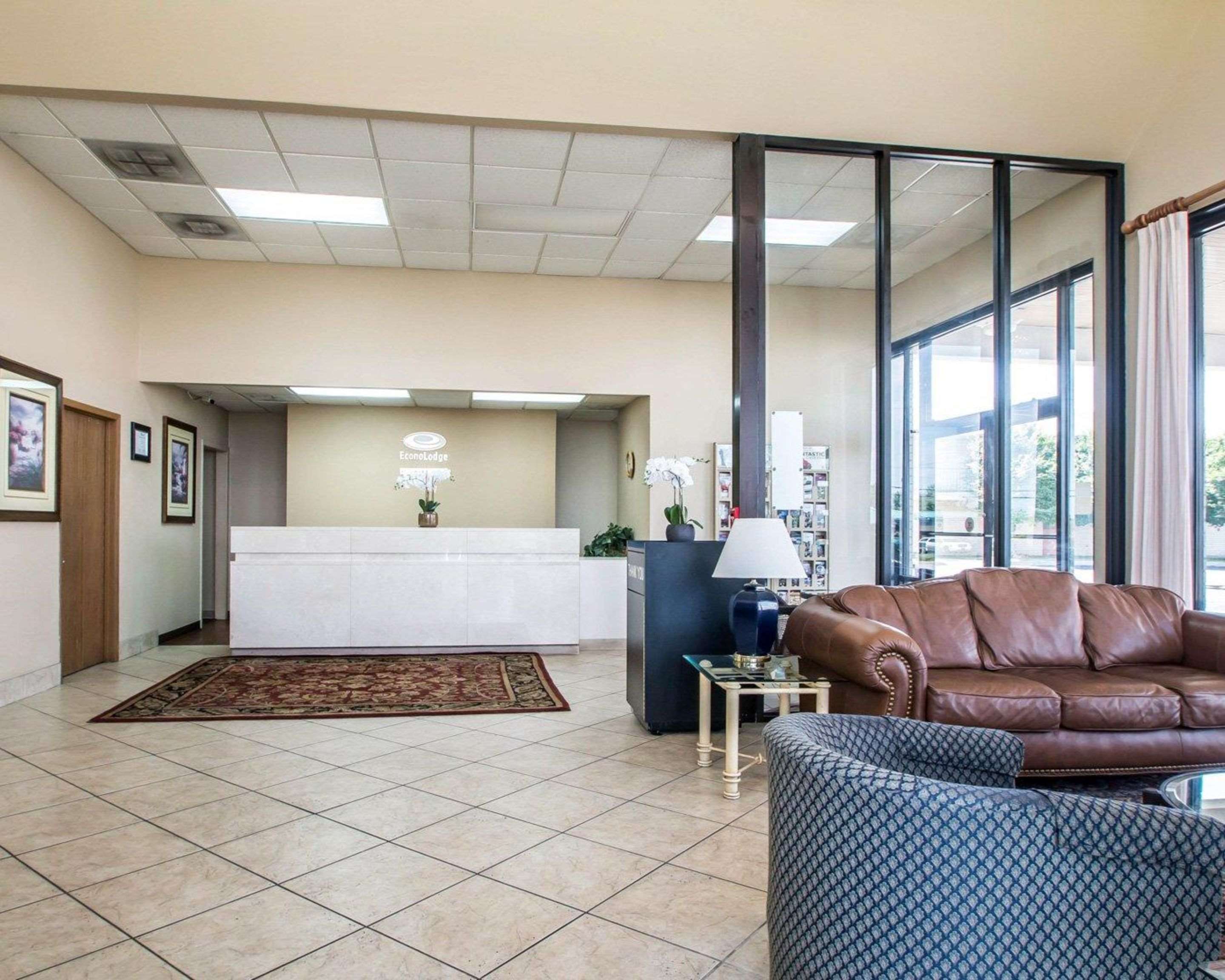 Hotel lobby | Econo Lodge Springfield I-44