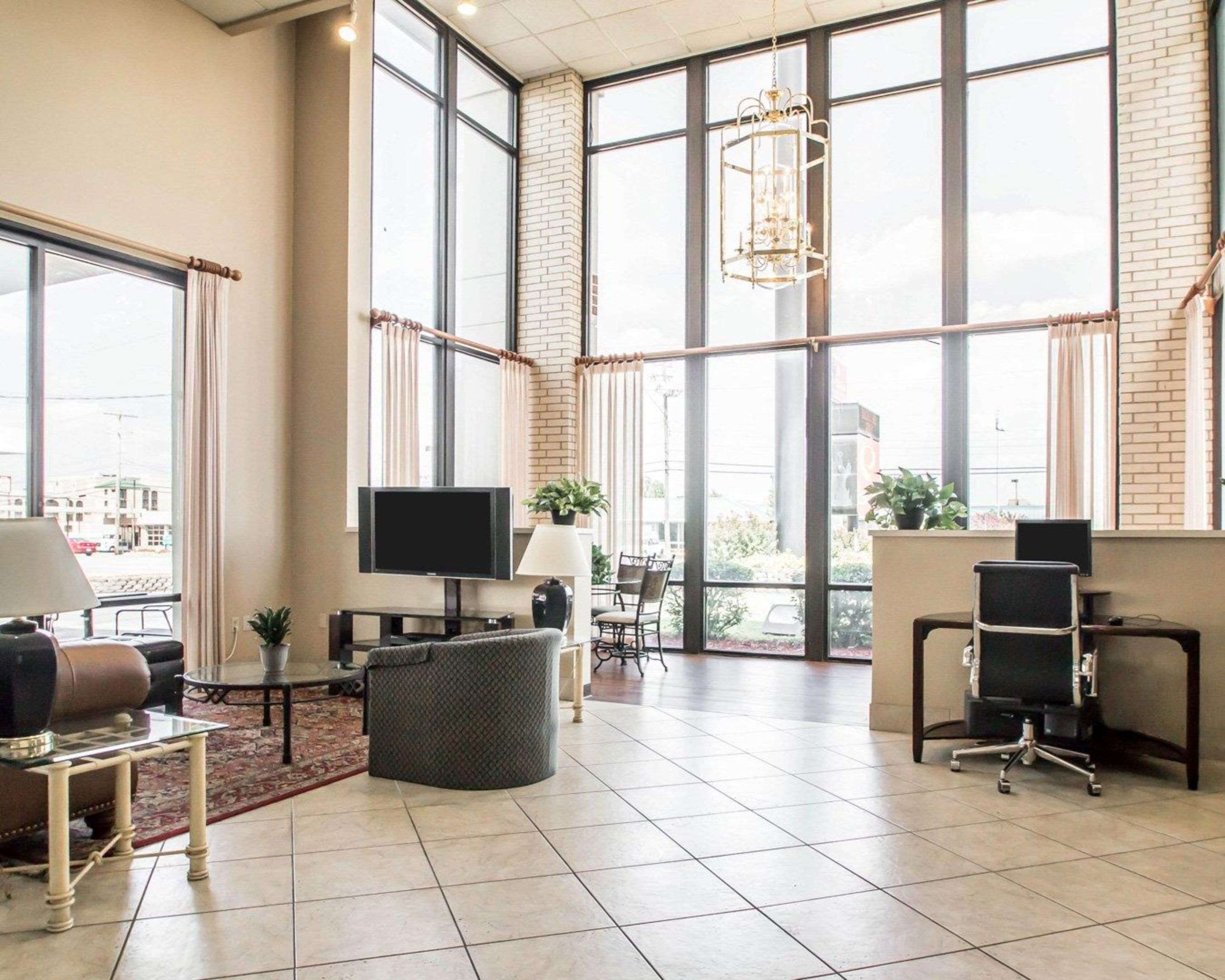 Spacious lobby | Econo Lodge Springfield I-44