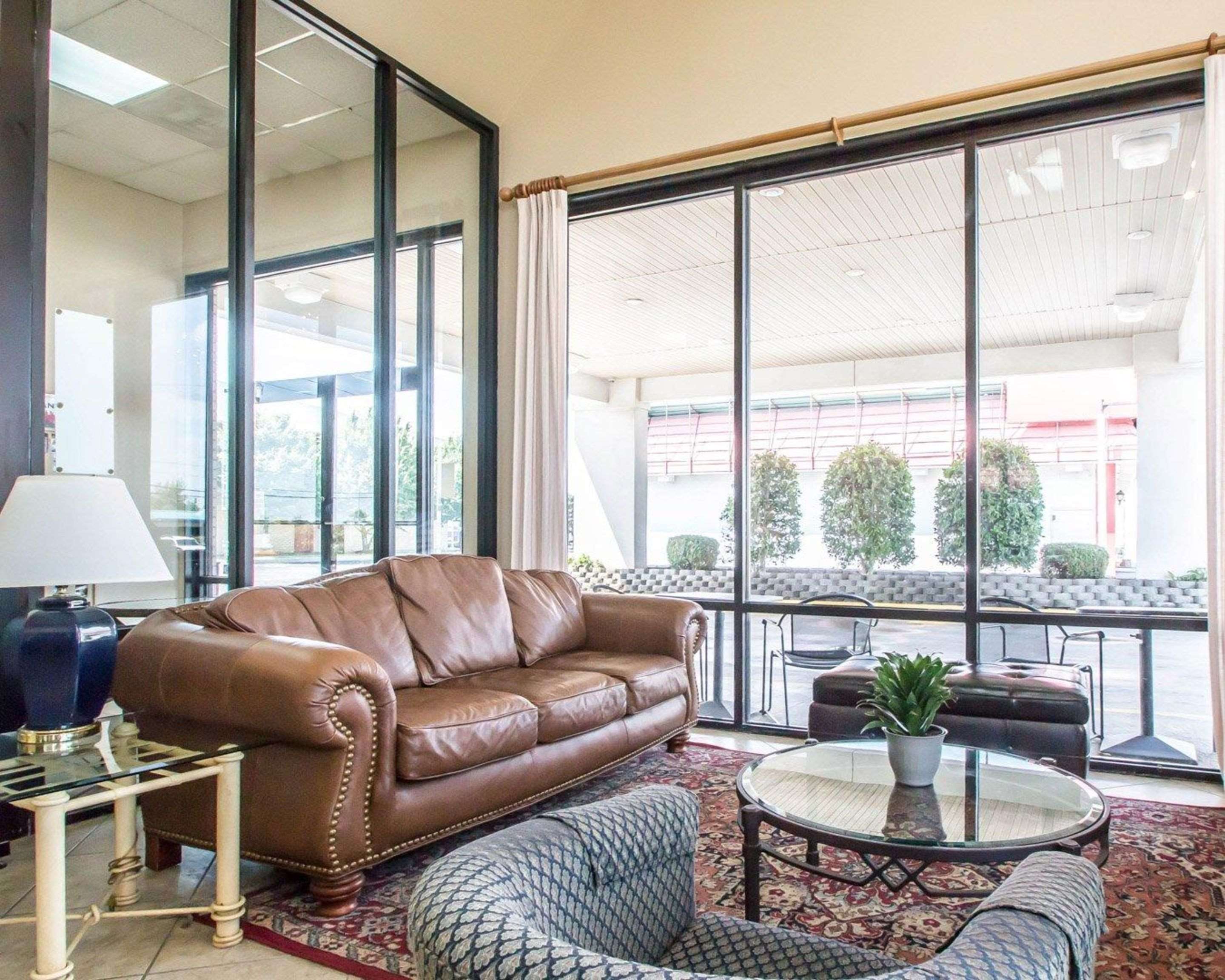 Lobby with sitting area | Econo Lodge Springfield I-44