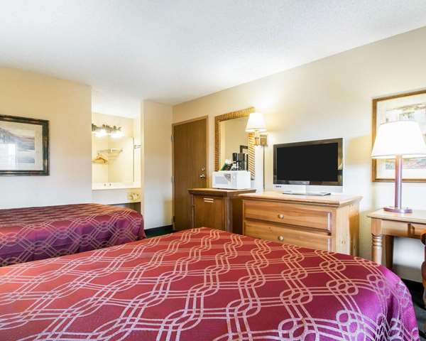  - Econo Lodge East Springfield - I-44, Exit 80