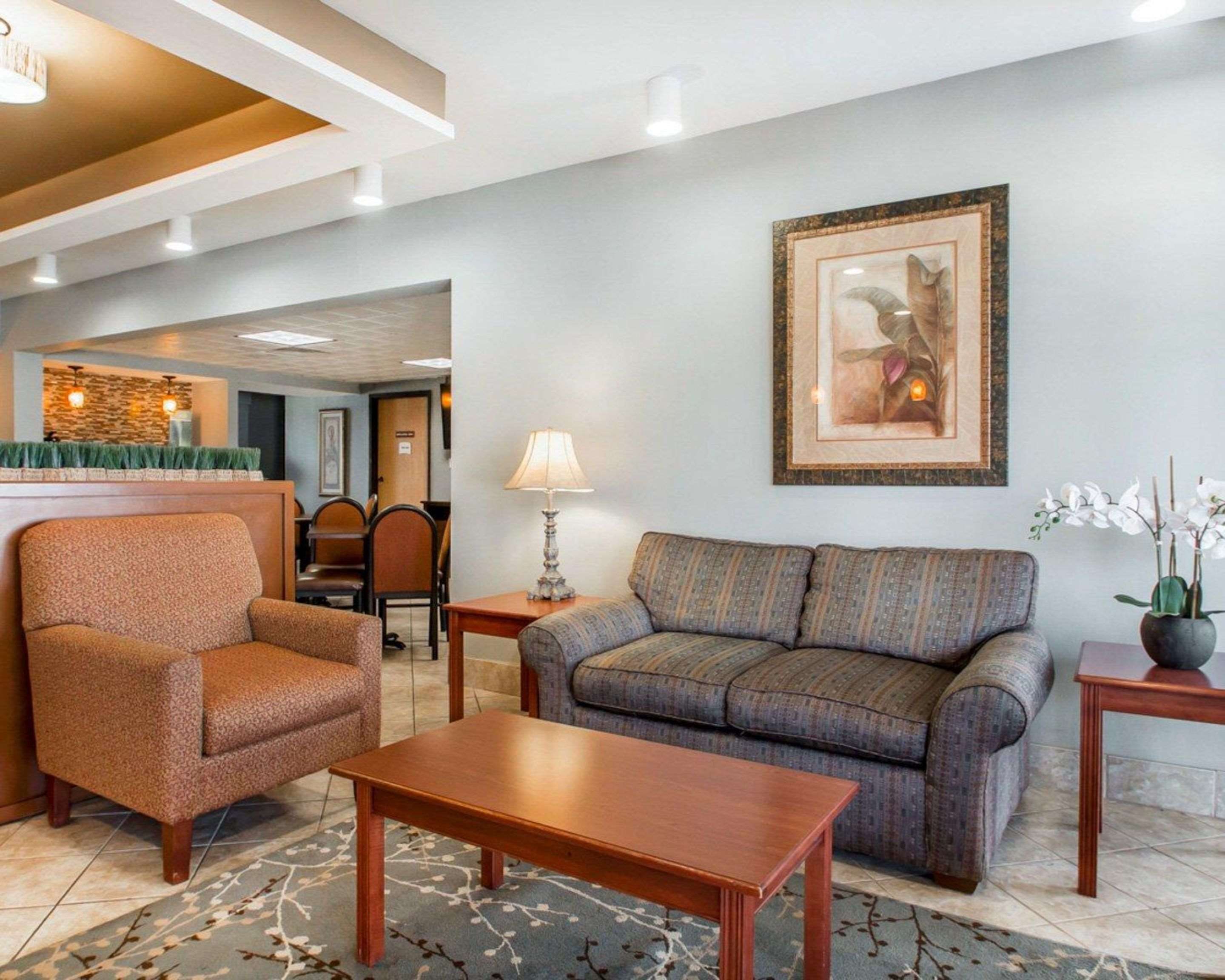 Spacious lobby with sitting area | Quality Inn US65 & E. Battlefield Rd. Springfield