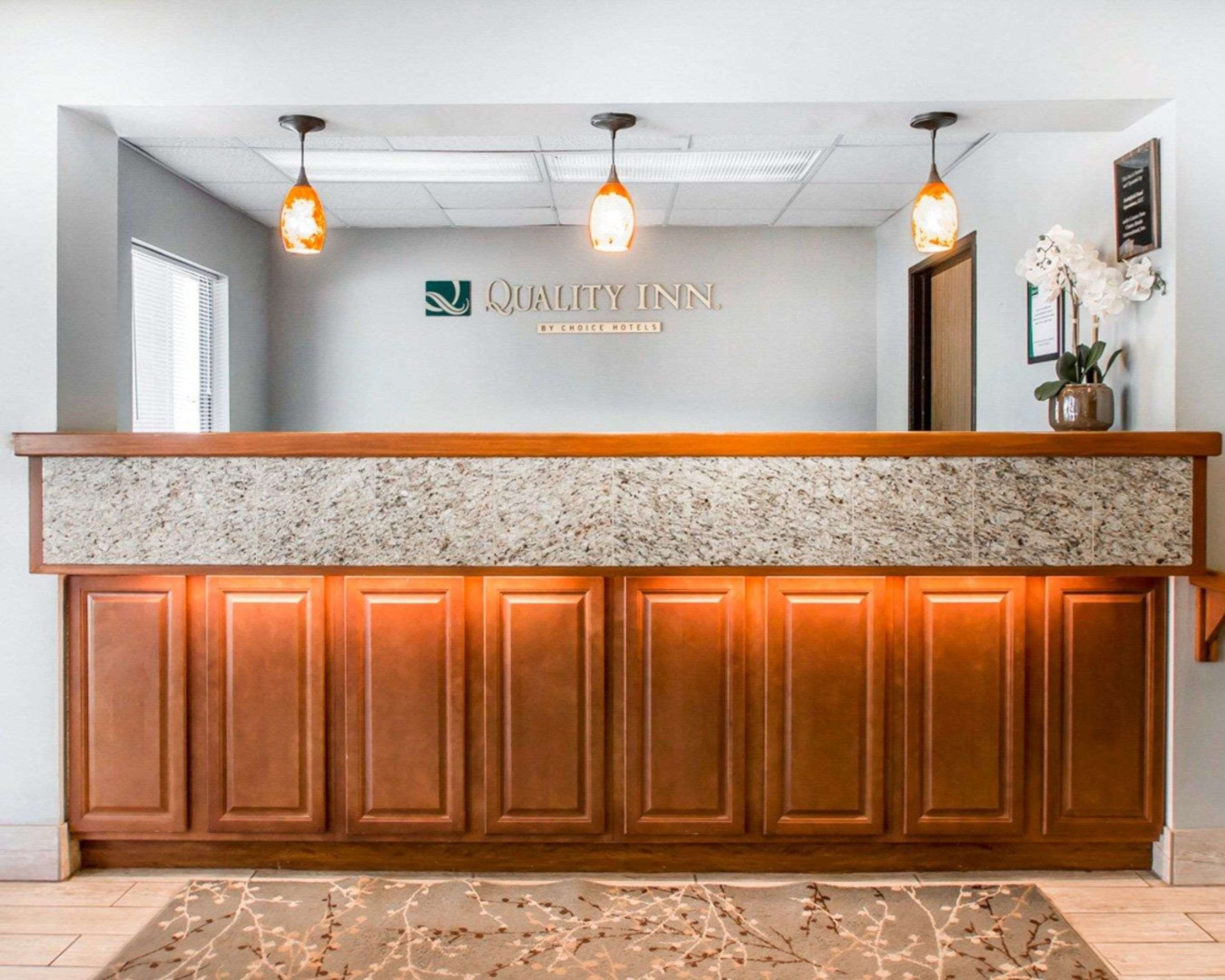 Front desk with friendly staff | Quality Inn US65 & E. Battlefield Rd. Springfield