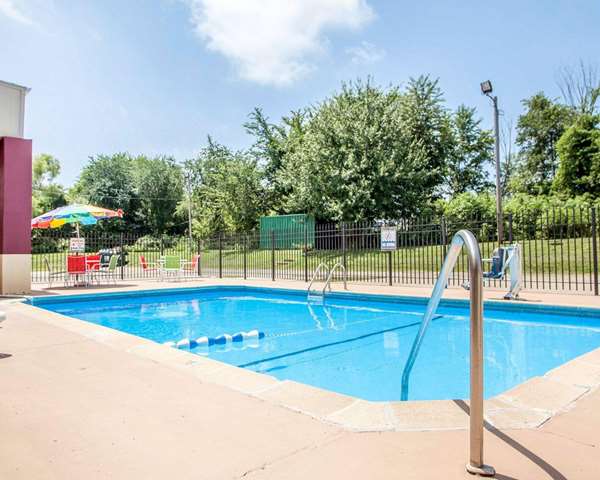 Pool - Econo Lodge Kearney