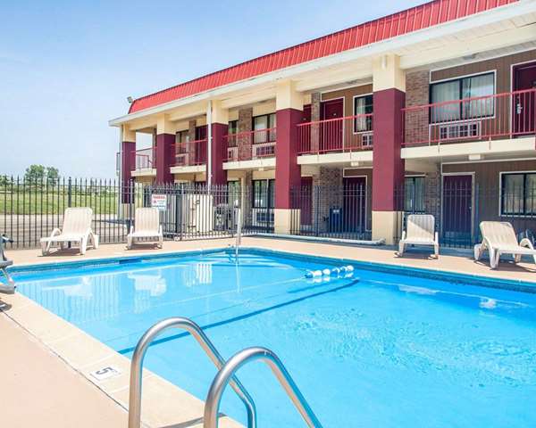 Pool - Econo Lodge Kearney