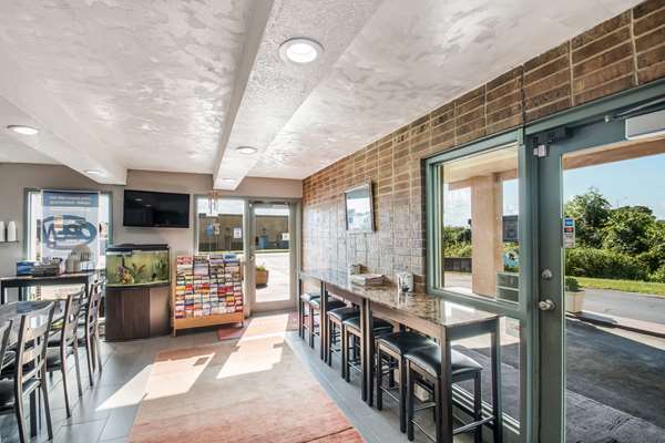  - Econo Lodge Kearney