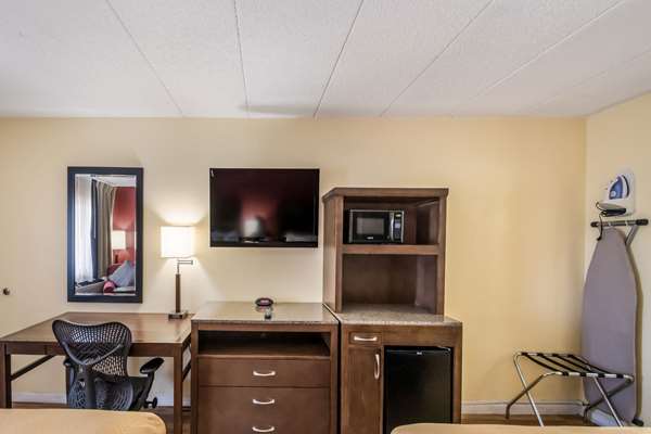  - Econo Lodge Kearney