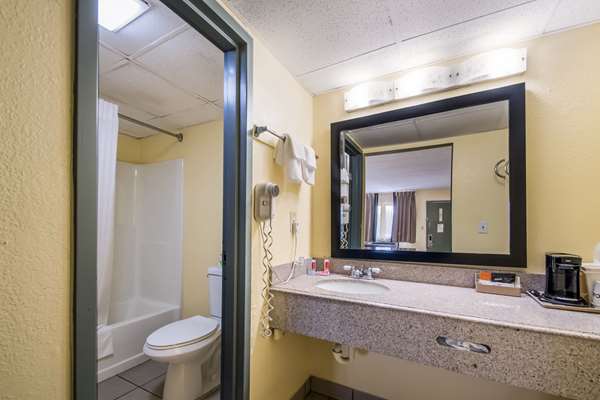  - Econo Lodge Kearney