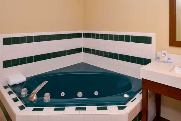  - Comfort Inn & Suites Joplin - I-44, Exit 8