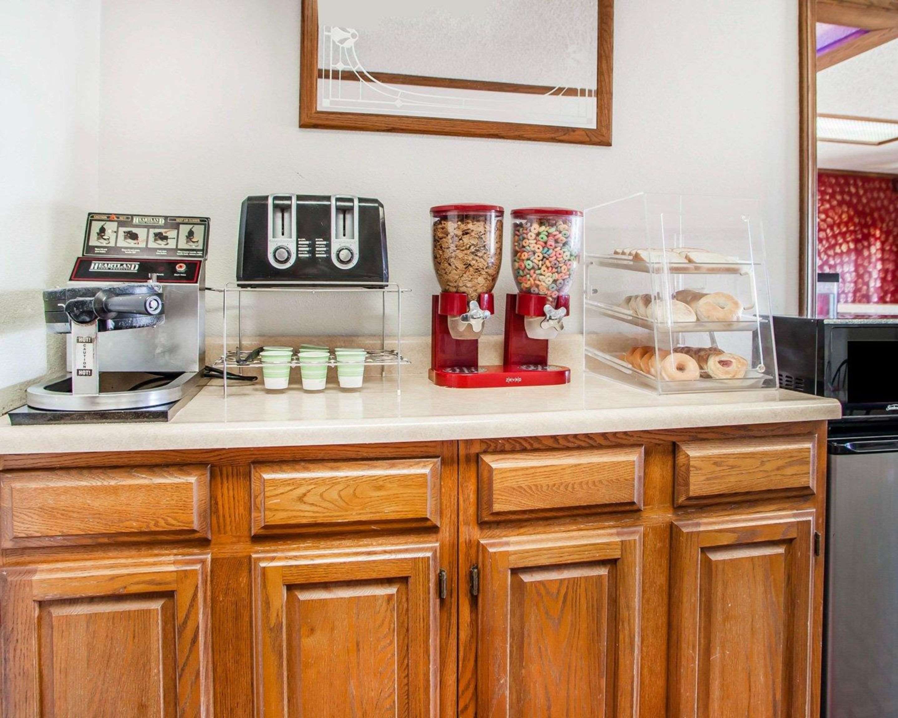 Breakfast counter | Econo Lodge Cameron