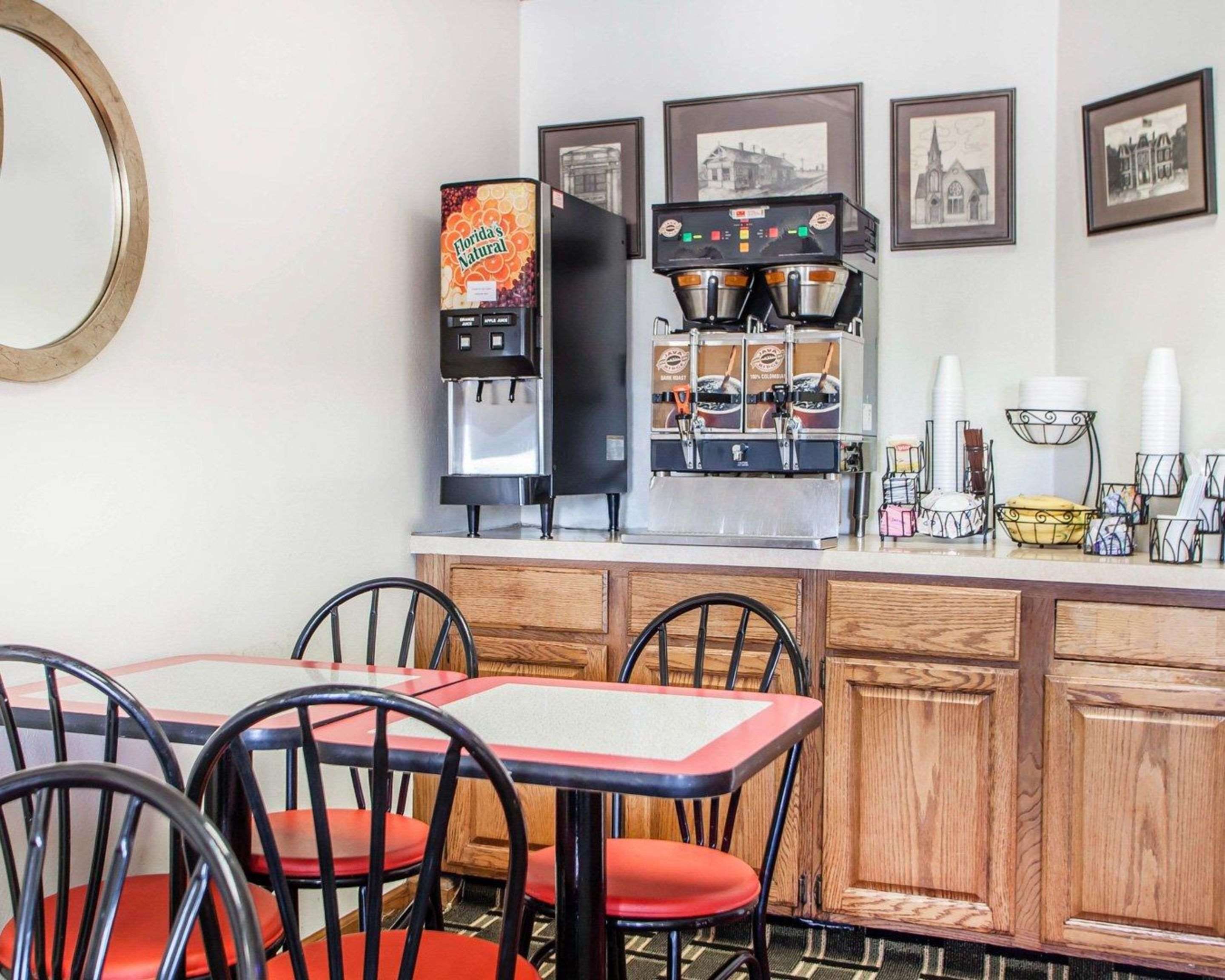Breakfast area | Econo Lodge Cameron