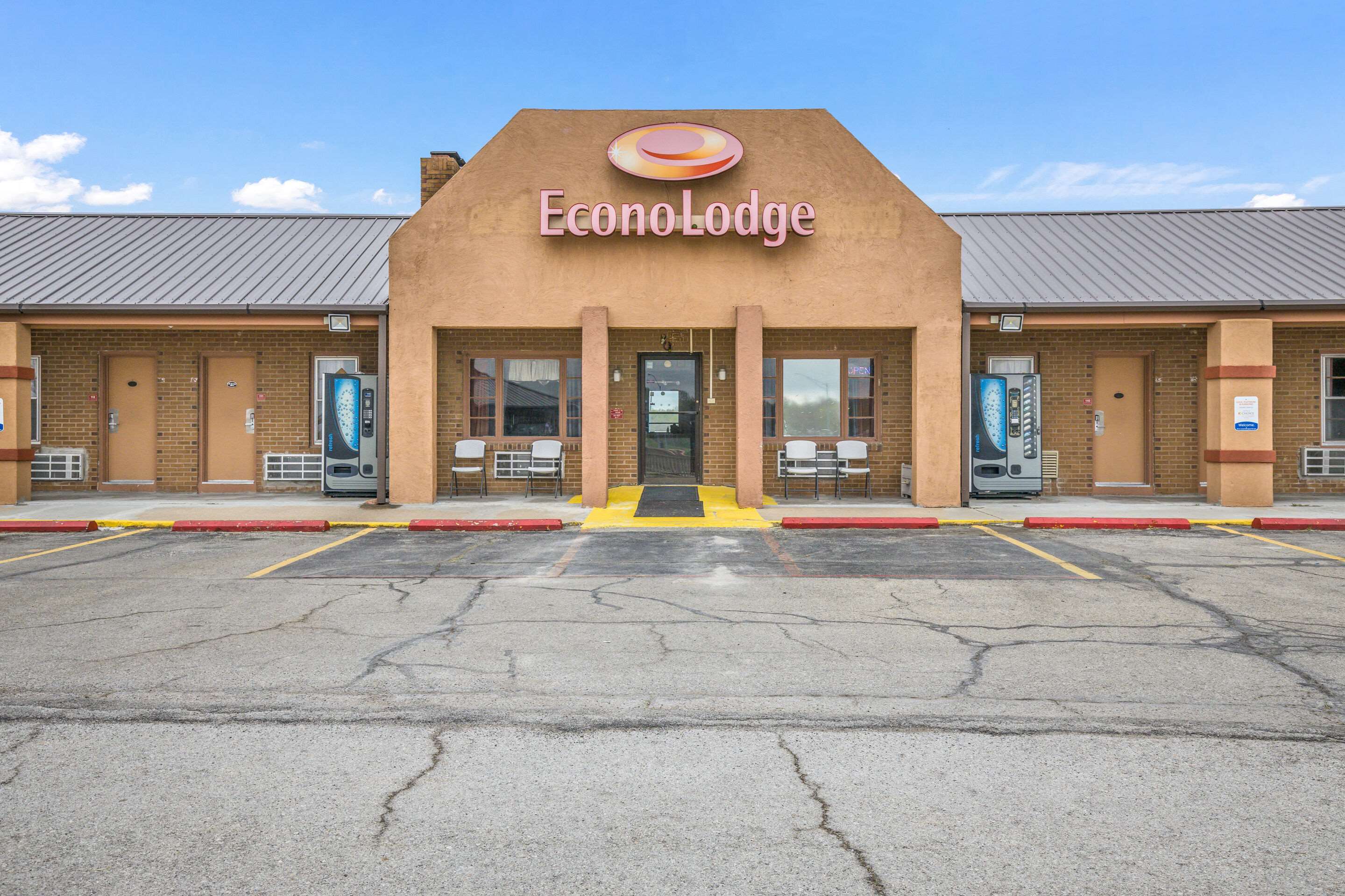 Hotel entrance | Econo Lodge Cameron