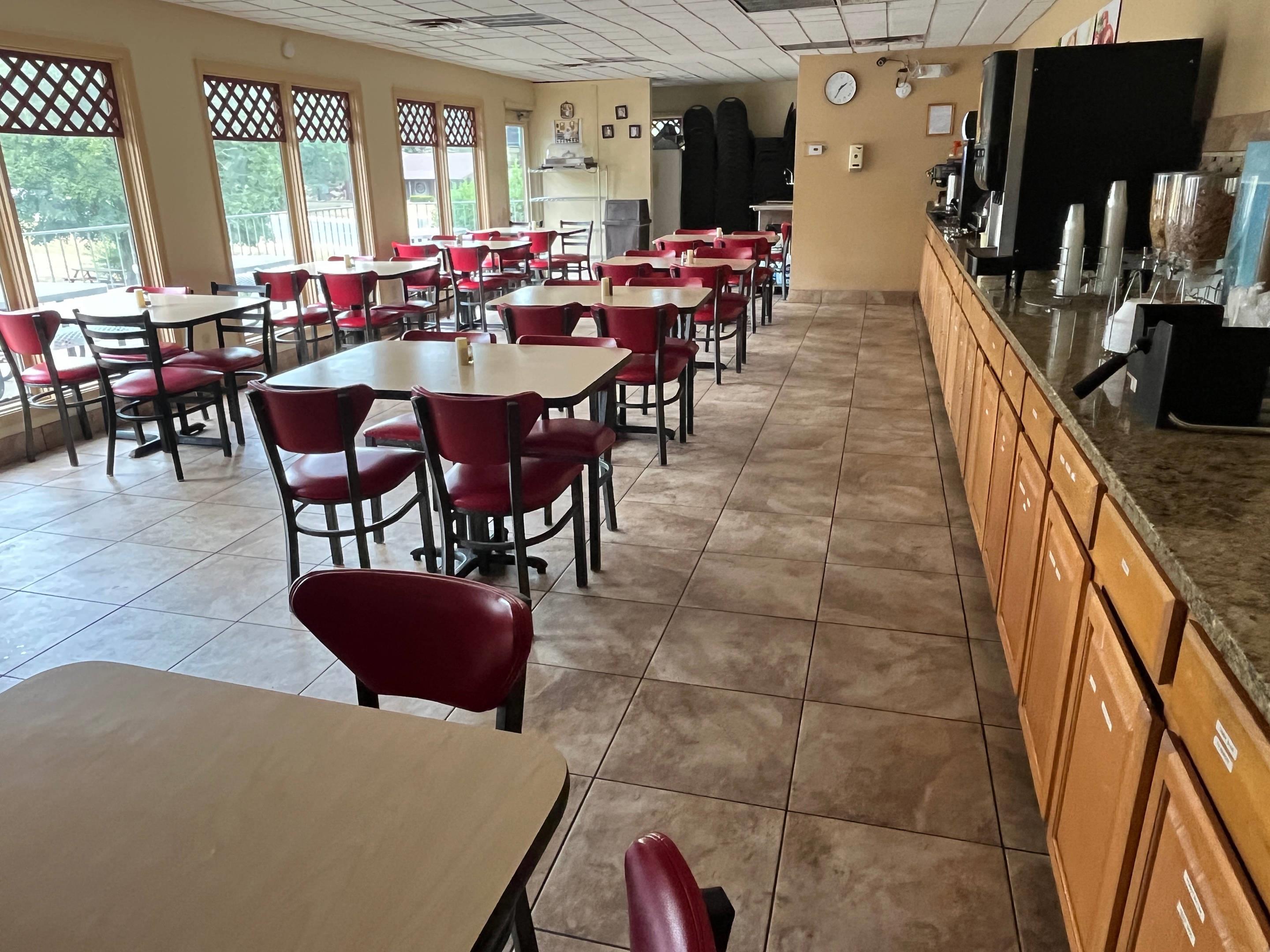 Breakfast area | Quality Inn West
