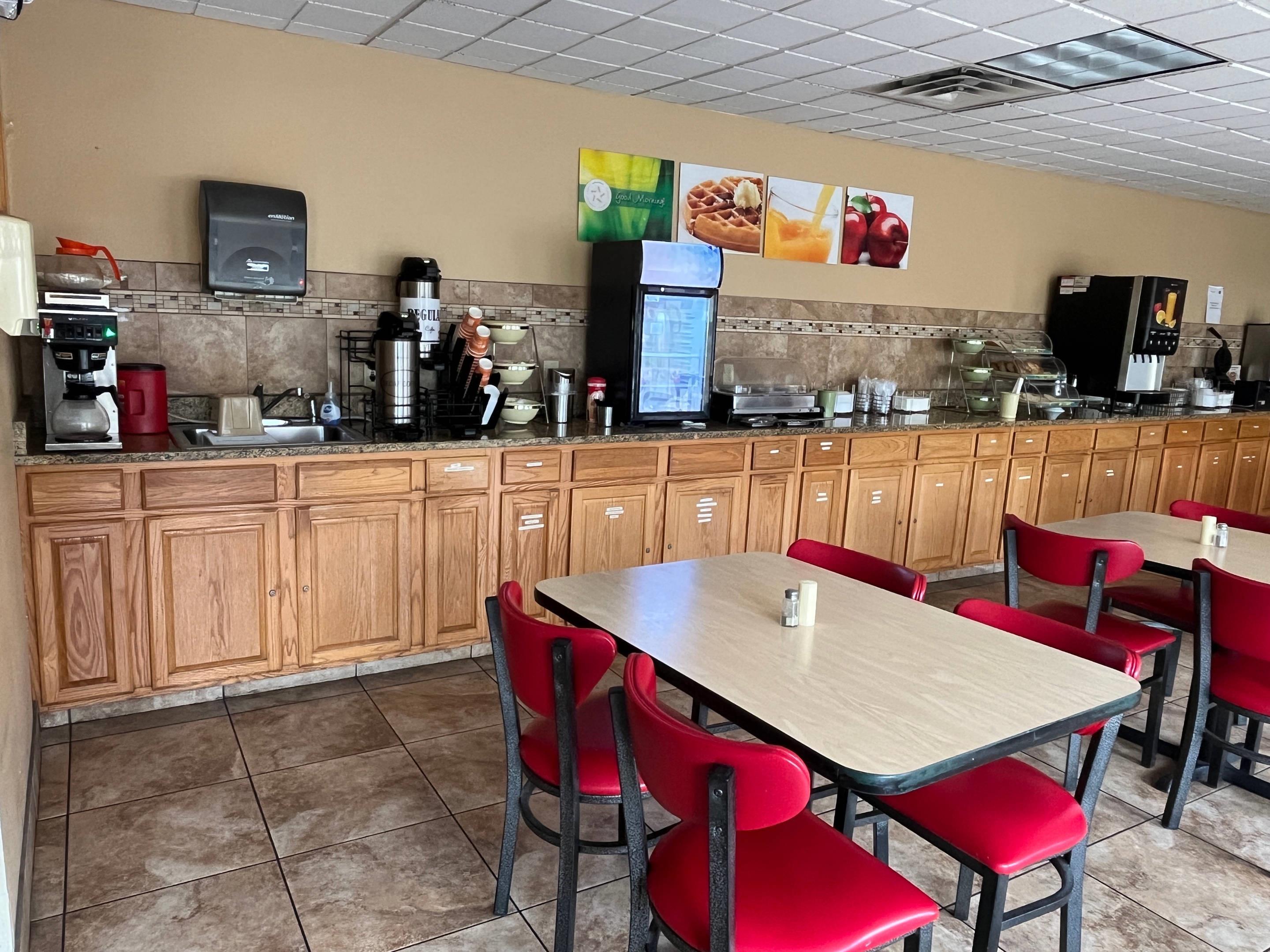 Breakfast area | Quality Inn West
