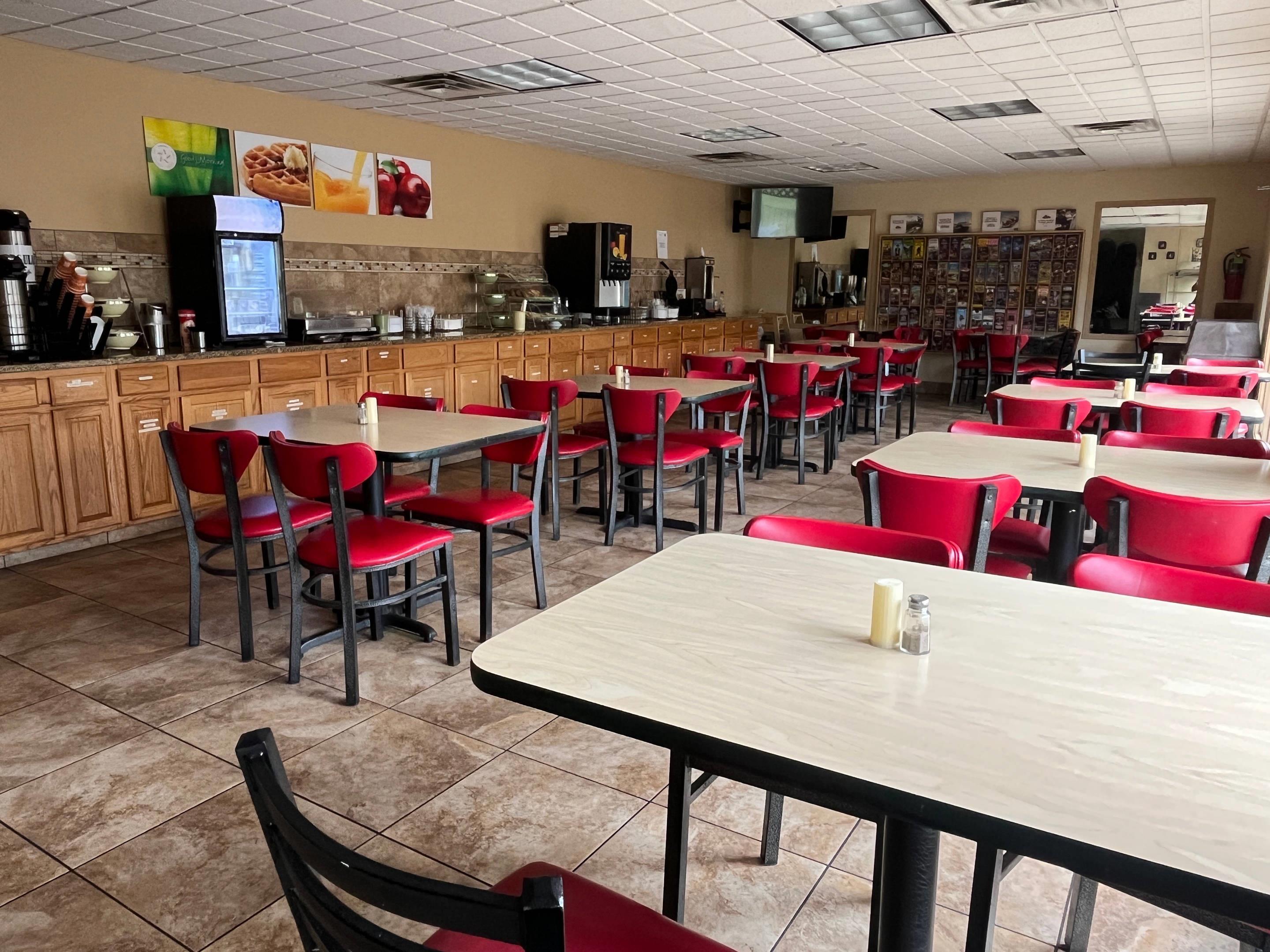 Breakfast area | Quality Inn West
