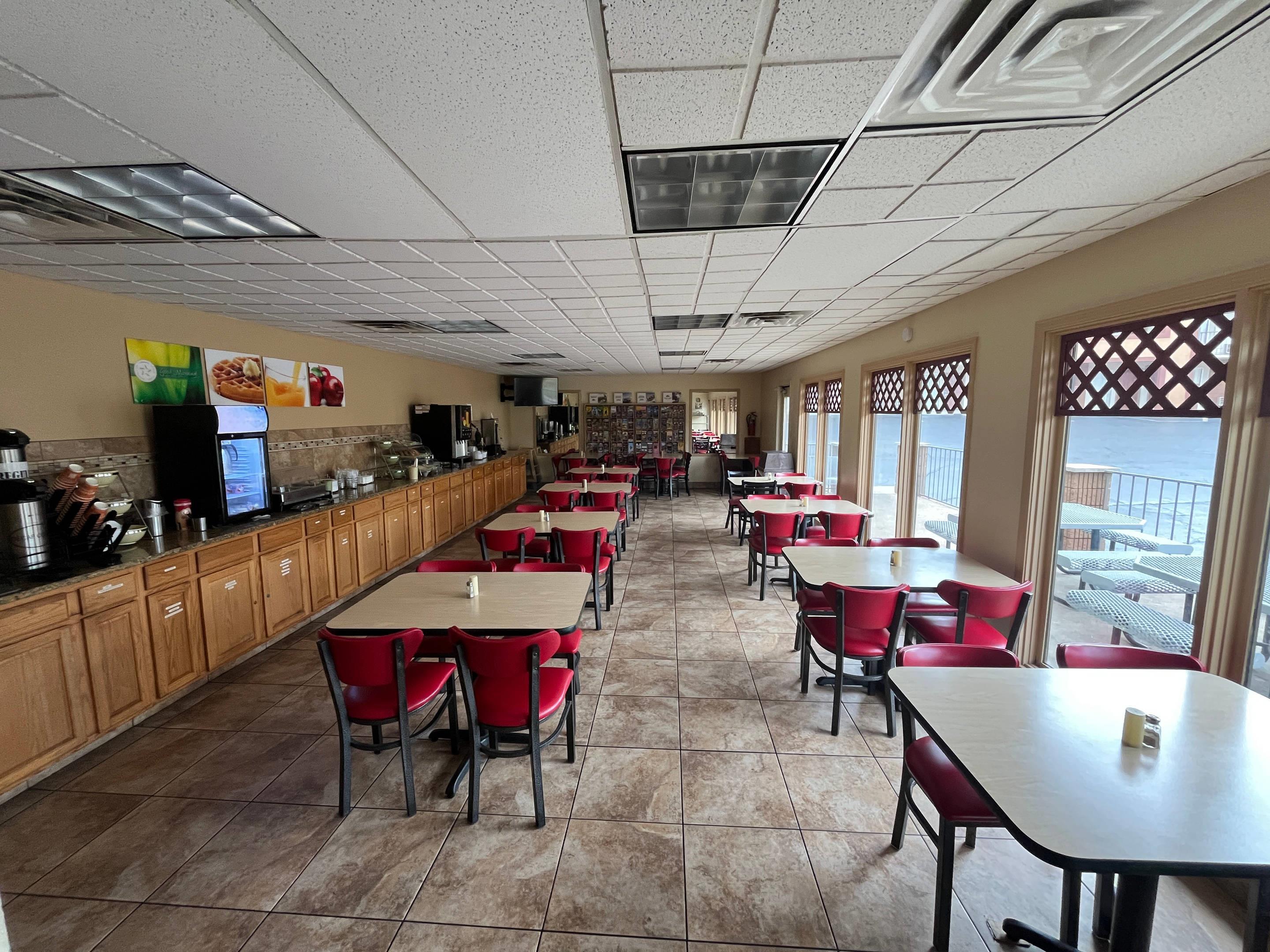 Breakfast area | Quality Inn West