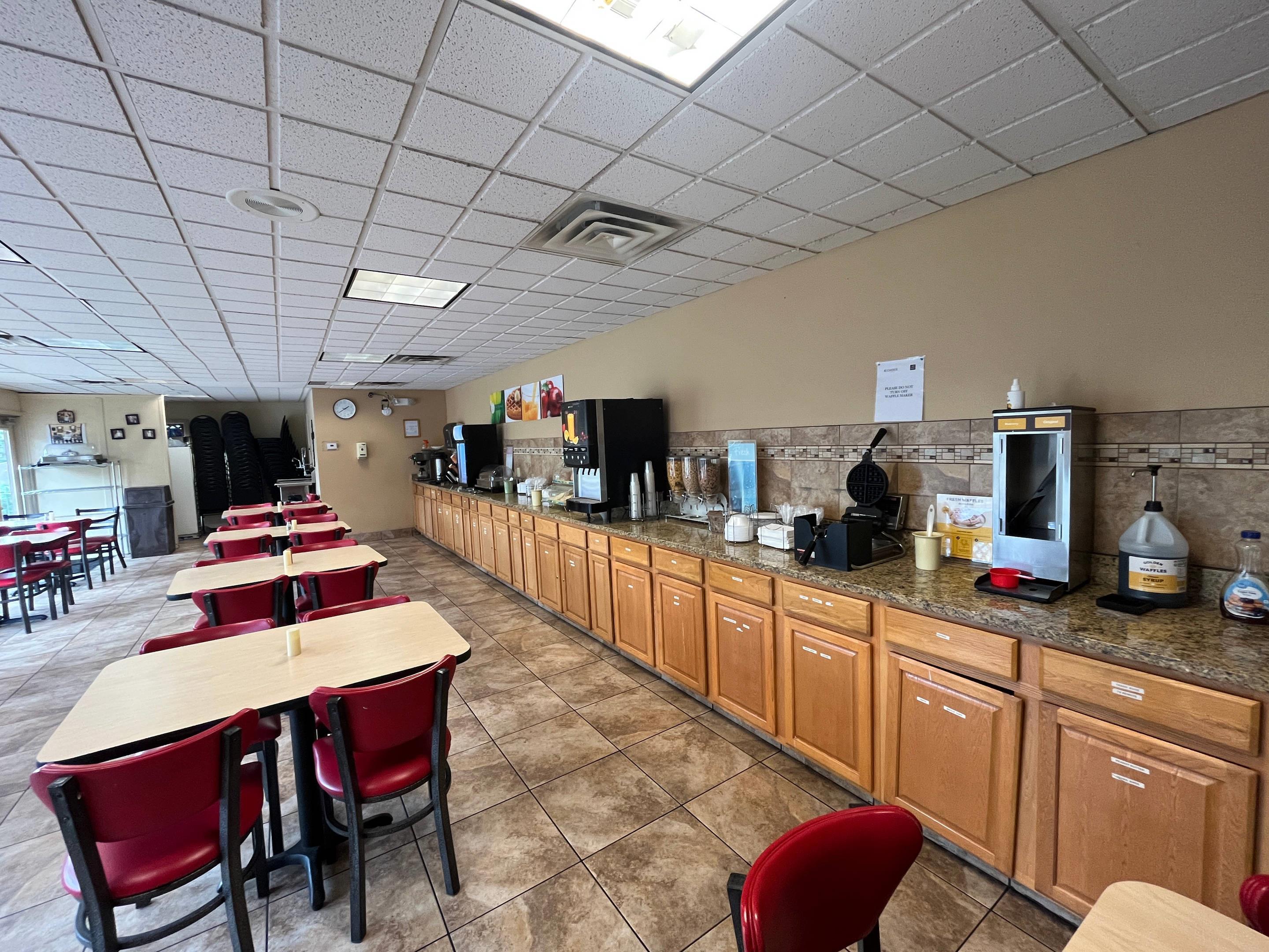 Breakfast area | Quality Inn West